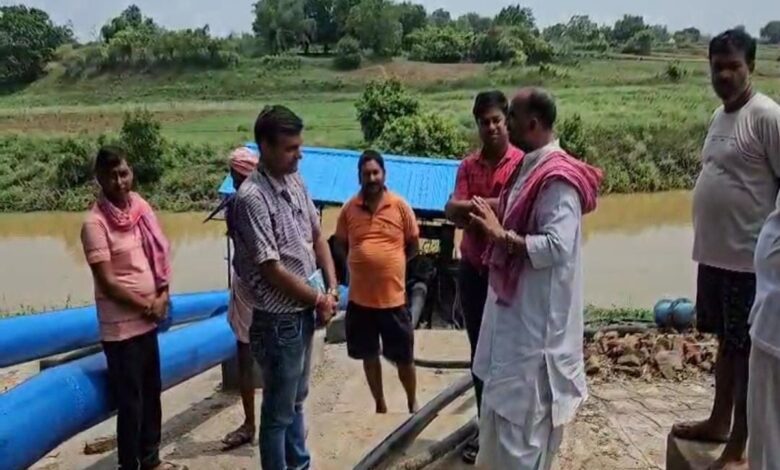पम्प कैनाल पर लघु डाल सिंचाई विभाग के जेई से वार्ता करते मनोज सिंह डब्लू
