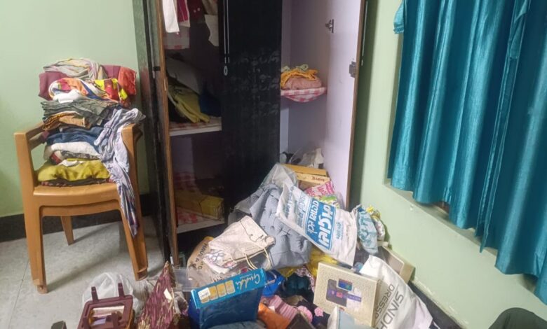 चोरो द्वारा आलमारी का ताला तोड़कर बिखेरा गया सामान