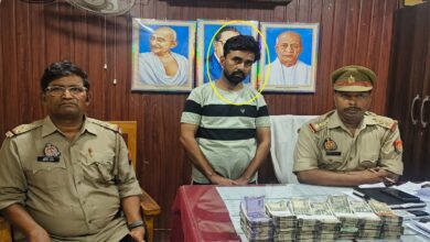 बरामद कैश के साथ मुग़लसराय पुलिस की गिरफ्त में पकड़ा गया युवक