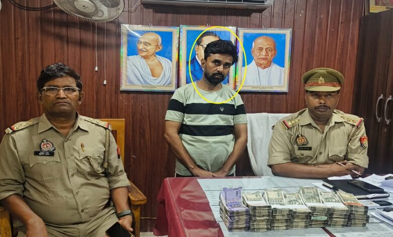 बरामद कैश के साथ मुग़लसराय पुलिस की गिरफ्त में पकड़ा गया युवक