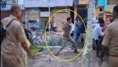भीड़ पर लाठी भांजते दरोगा जी
