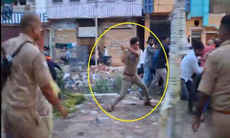 भीड़ पर लाठी भांजते दरोगा जी