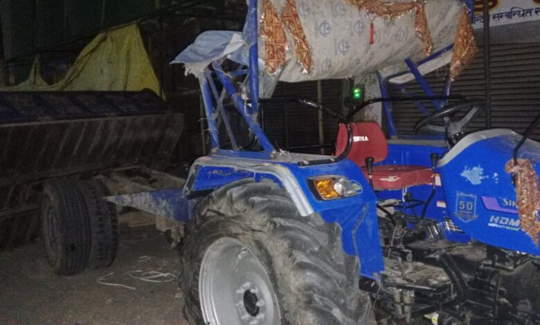ट्रक के टक्कर से क्षतिग्रस्त ट्रैक्टर