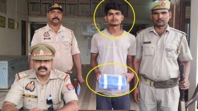 मुग़लसराय पुलिस की गिरफ्त में आरोपी युवक बरामद असलहा