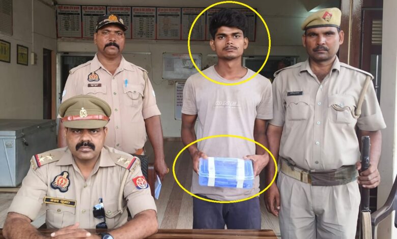 मुग़लसराय पुलिस की गिरफ्त में आरोपी युवक बरामद असलहा