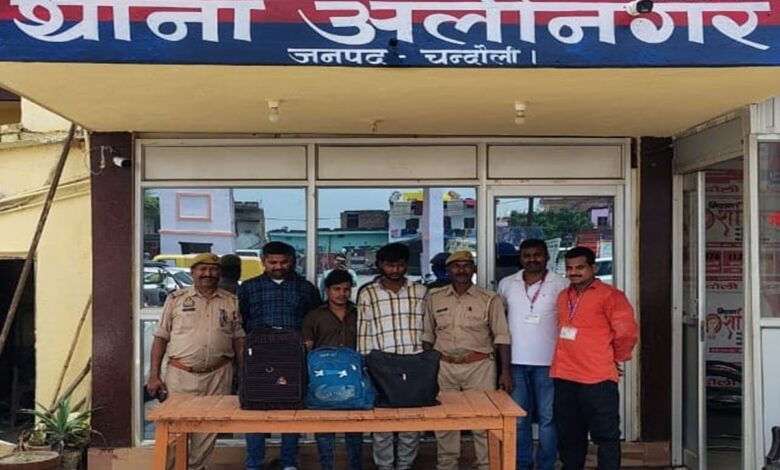 अलीनगर थाने में बरामद शराब और तस्करो के साथ आरपीएफ और अलीनगर पुलिस