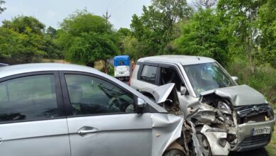 टक्कर के बाद क्षतिग्रस्त हुई दोनों कारे