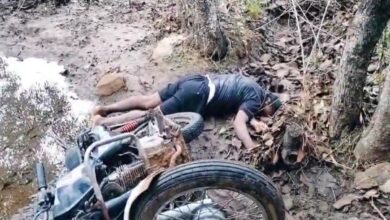 गड्ढे में पड़ा युवक का शव और क्षतिग्रस्त बाइक