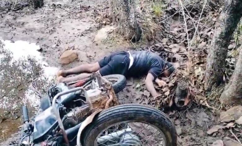 गड्ढे में पड़ा युवक का शव और क्षतिग्रस्त बाइक