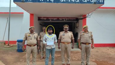 नौगढ़ पुलिस की गिरफ्त में आरोपी युवक बरामद असलहा