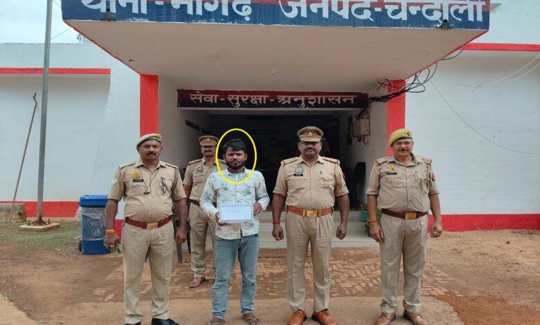 नौगढ़ पुलिस की गिरफ्त में आरोपी युवक बरामद असलहा