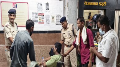 यात्री को अस्पताल ले जाते आरपीएफ जवान