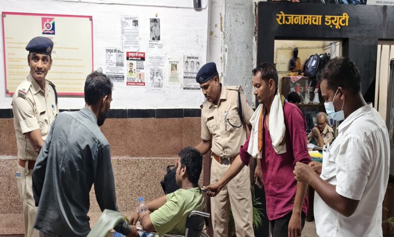 यात्री को अस्पताल ले जाते आरपीएफ जवान
