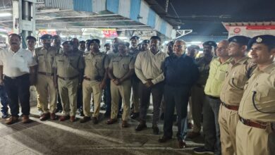 डीडीयू जंक्शन पर आरपीएफ अधिकारियों के साथ महानिदेशक