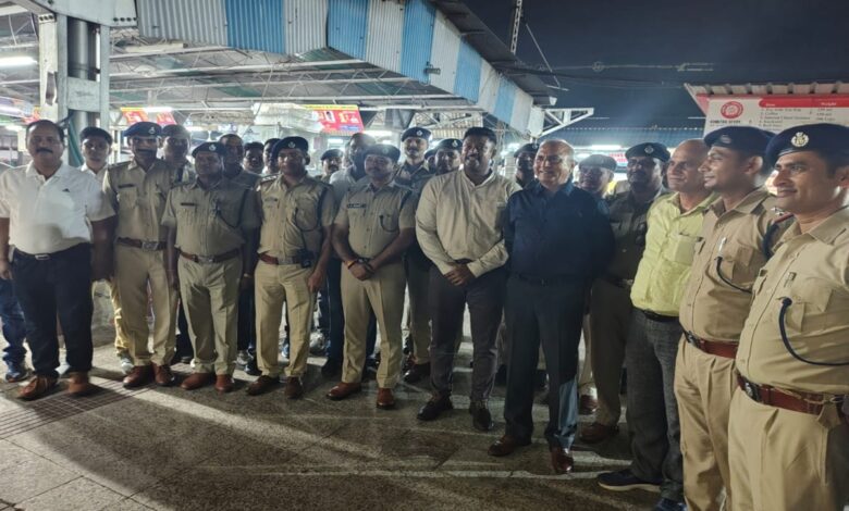 डीडीयू जंक्शन पर आरपीएफ अधिकारियों के साथ महानिदेशक