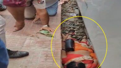 प्लेटफार्म और ट्रेन के बीच में गिरी महिला यात्री