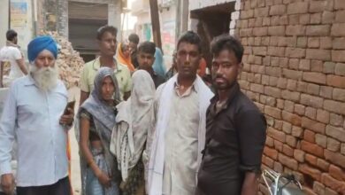 दूल्हे के पिता की मौत की जानकारी पर इकट्ठा हुए पड़ोसी और परिजन
