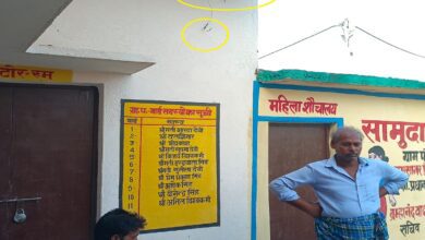 विद्यालय में चोरी की सुचना पर पहुंचे ग्रामीण, चोरो द्वारा तोडा गया सीसीटीवी कैमरे का तार