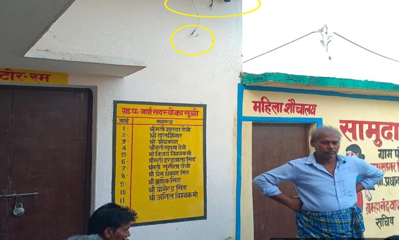 विद्यालय में चोरी की सुचना पर पहुंचे ग्रामीण, चोरो द्वारा तोडा गया सीसीटीवी कैमरे का तार