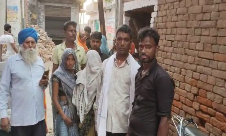दूल्हे के पिता की मौत की जानकारी पर इकट्ठा हुए पड़ोसी और परिजन