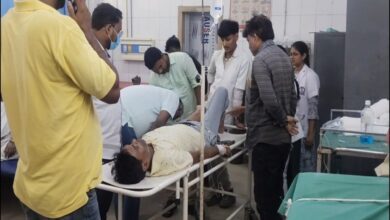 फायरिंग में घायल युवक का इलाज करते डॉक्टर
