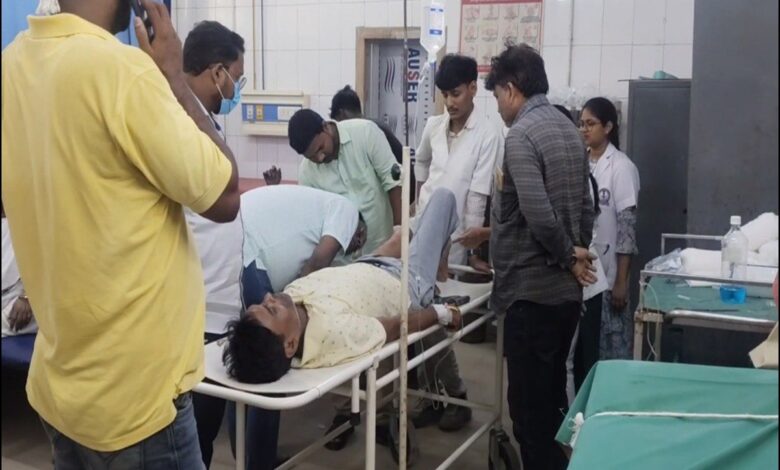 फायरिंग में घायल युवक का इलाज करते डॉक्टर