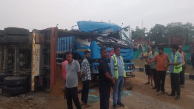 हाइवे पर पलटा हाइवा ट्रक, टकराकर क्षतिग्रस्त हुआ ट्रेलर ट्रक