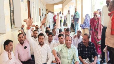 सकलडीहा तहसील में धरने पर बैठे लेखपाल