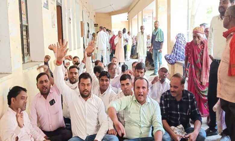 सकलडीहा तहसील में धरने पर बैठे लेखपाल