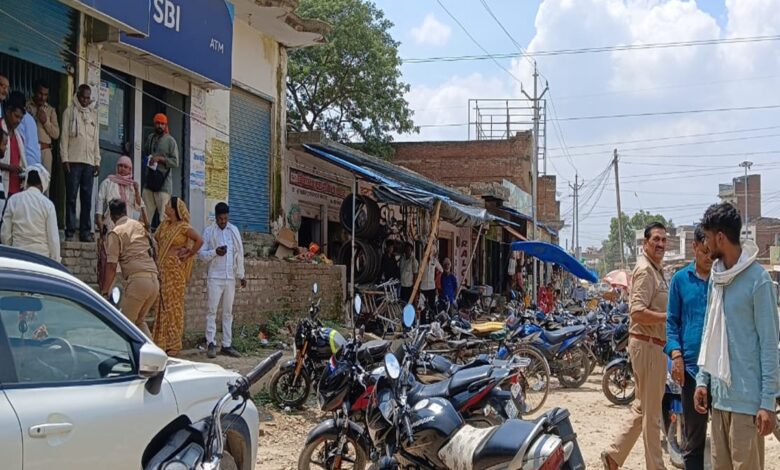 स्टेट बैंक के पास टप्पेबाजी की सूचना पर जांच पड़ताल करते सकलडीहा कोतवाल