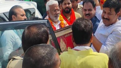 सकलडीहा में जल शक्ति मंत्री का स्वागत करते हुए भाजपाजन
