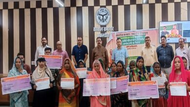तहसील सभागार में मुख्यमंत्री आपदा राशि का पांच-पांच लाख का चेक लाभार्थियों को देते हुए ब्लॉक प्रमुख अवधेश सिंह.