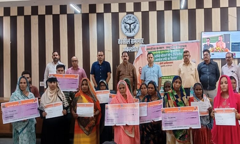 तहसील सभागार में मुख्यमंत्री आपदा राशि का पांच-पांच लाख का चेक लाभार्थियों को देते हुए ब्लॉक प्रमुख अवधेश सिंह.