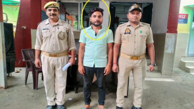 सकलडीहा कोतवाली में गिरफ्तार अभियुक्त के साथ पुलिस टीम