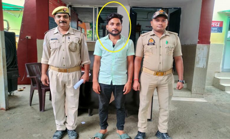 सकलडीहा कोतवाली में गिरफ्तार अभियुक्त के साथ पुलिस टीम