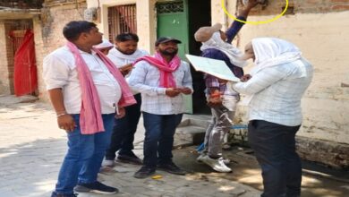 चहनियां में बिजली काटते बिजली विभाग के कर्मी