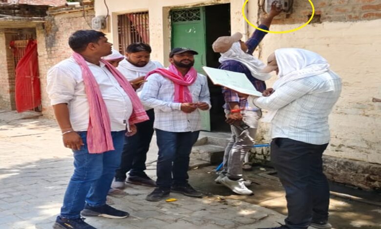 चहनियां में बिजली काटते बिजली विभाग के कर्मी