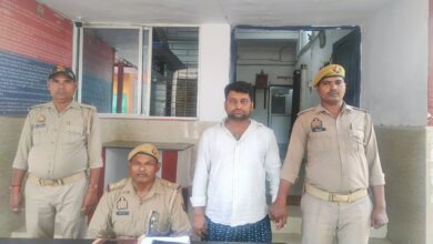 सकलडीहा कोतवाली में गिरफ्तार अभियुक्त पुलिस टीम के साथ