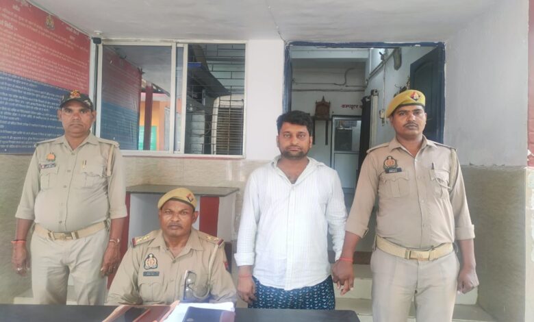 सकलडीहा कोतवाली में गिरफ्तार अभियुक्त पुलिस टीम के साथ
