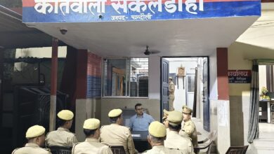सकलडीहा कोतवाली का औचक निरीक्षण करते एसपी आदित्य लांग्हे