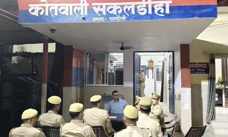 सकलडीहा कोतवाली का औचक निरीक्षण करते एसपी आदित्य लांग्हे