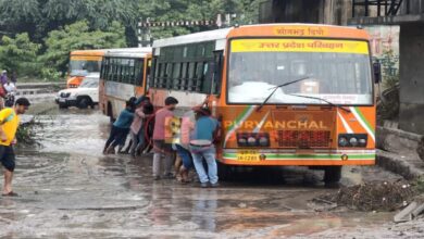 रेलवे अंडर पास के नीचे भरे पानी में फंसी रोडवेज की बस को खुद ही धक्का देकर बाहर निकालते बस यात्री व स्थानीय लोग
