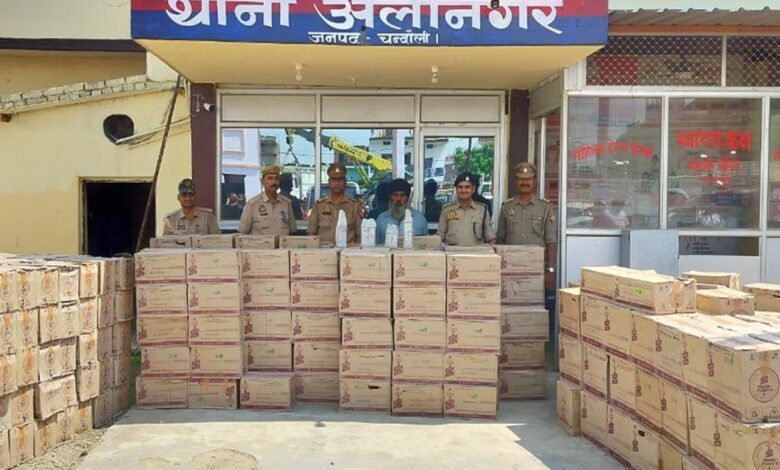 अलीनगर पुलिस की गिरफ्त में शराब तस्कर और बरामद अंग्रेजी शराब