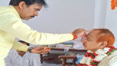कैबिनेट मंत्री अनिल राजभर अपने गुरू डा.संत त्रिपाठी का पूजा अर्चना करते हुए