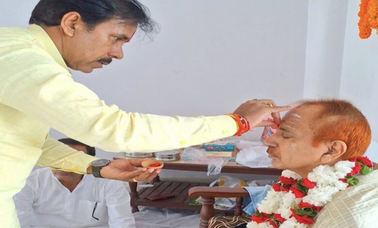 कैबिनेट मंत्री अनिल राजभर अपने गुरू डा.संत त्रिपाठी का पूजा अर्चना करते हुए