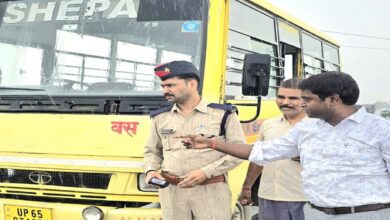 चेकिंग अभियान के दौरान स्कूली बस की जांच करते एआरटीओ डॉ सर्वेश गौतम