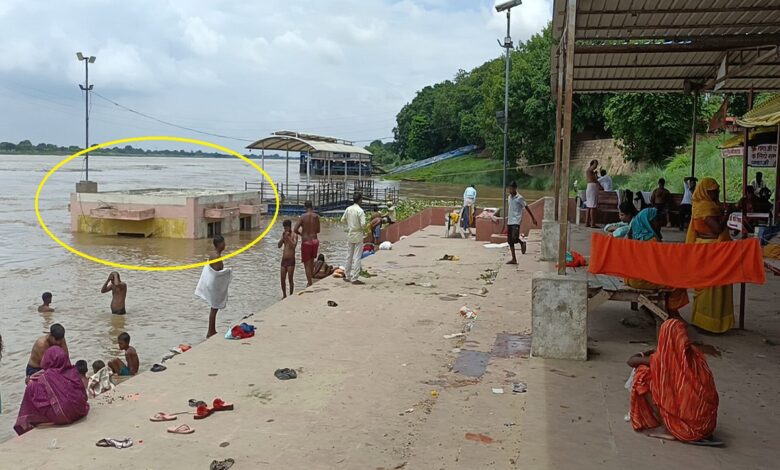 गंगा की बाढ़ में डूबा चेंजिग रूम