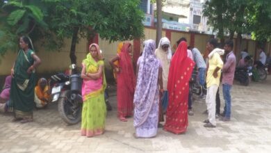 बलुआ थाने में मौजूद मृतका के परिजन