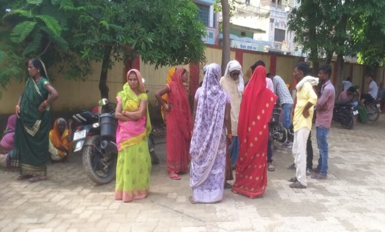 बलुआ थाने में मौजूद मृतका के परिजन