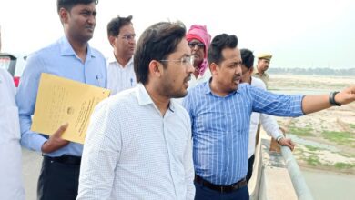 तीरगांव में पुल से गंगा कटान की स्थिति का जायजा लेते जिलाधिकारी